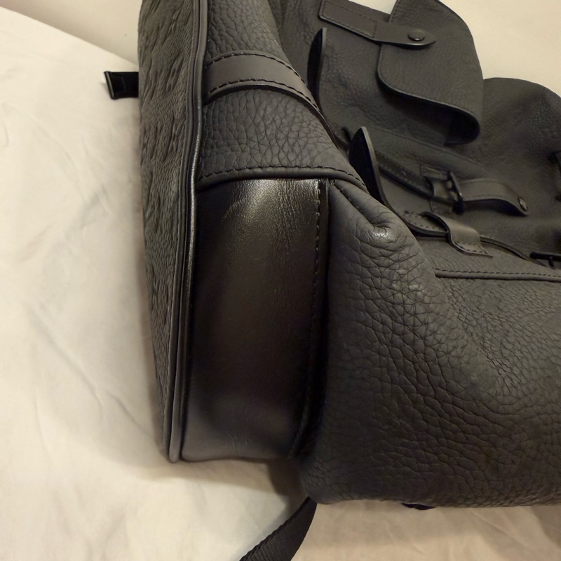 Christopher MM LV 後背包 黑色原花壓紋-8