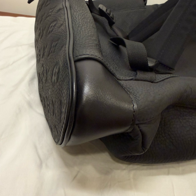 Christopher MM LV 後背包 黑色原花壓紋-10