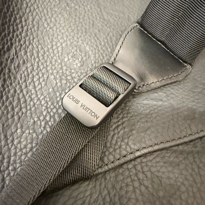 Christopher MM LV 後背包 黑色原花壓紋-13