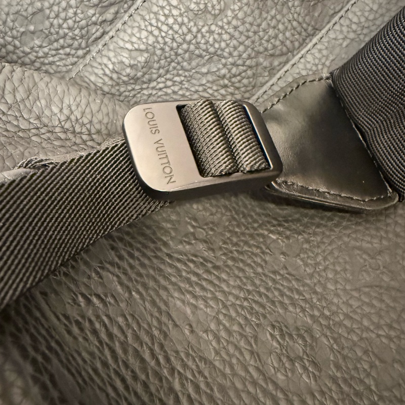 Christopher MM LV 後背包 黑色原花壓紋-14