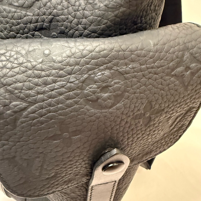 Christopher MM LV 後背包 黑色原花壓紋-16