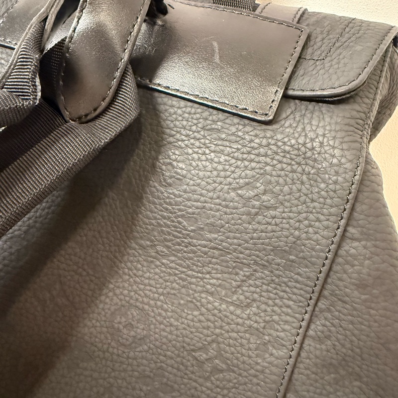 Christopher MM LV 後背包 黑色原花壓紋-17