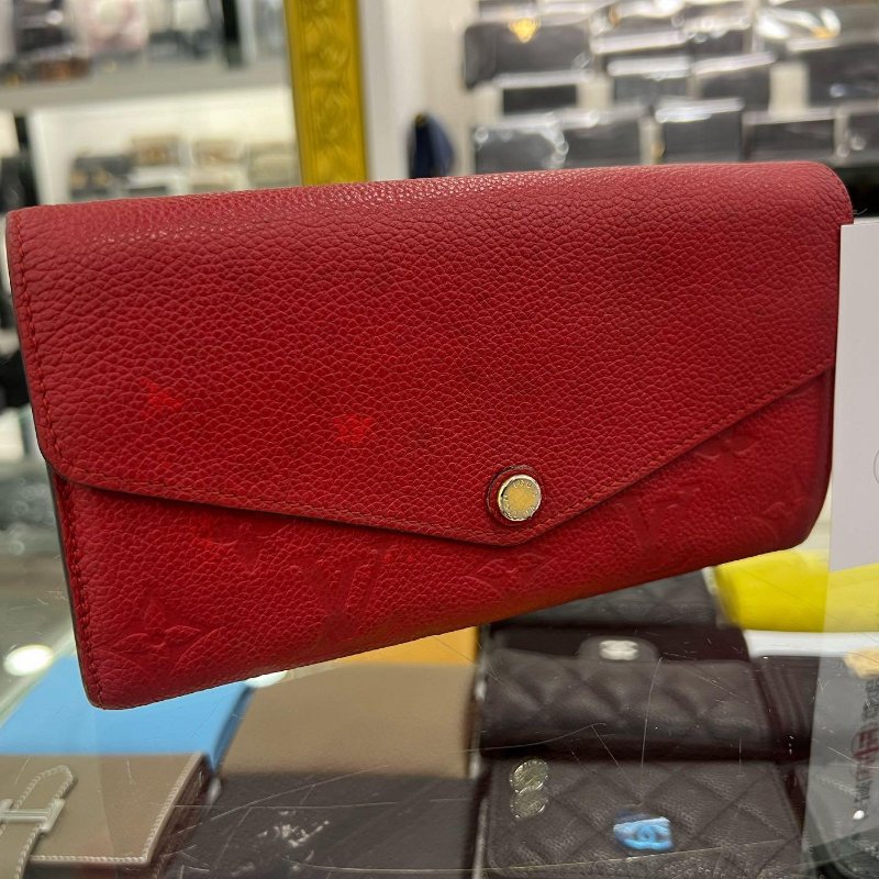 東區正精品㊣ LOUIS VUITTON LV SARAH 紅色全皮壓紋信封釦子長夾 RZ4981-1