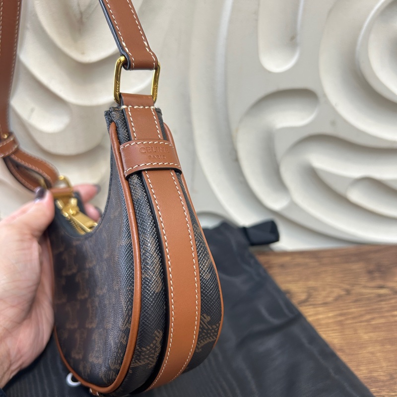 Celine  咖pvc Triomphe mini AVA 半月包-1