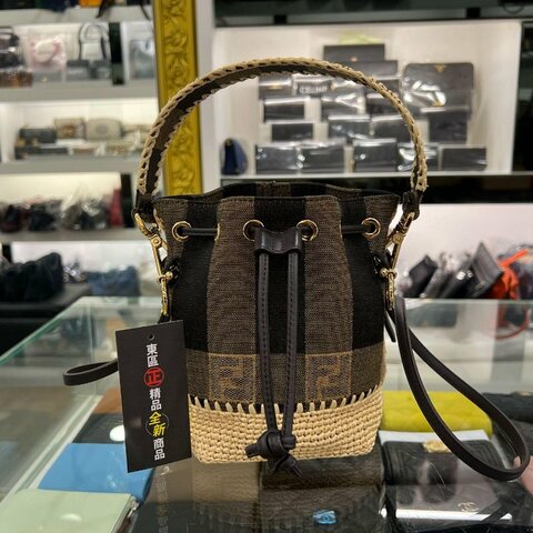 東區正精品㊣FENDI 8BS010 全新黑咖啡雙色帆布拚草編束口迷你水桶包斜背包肩背包 RZ4952