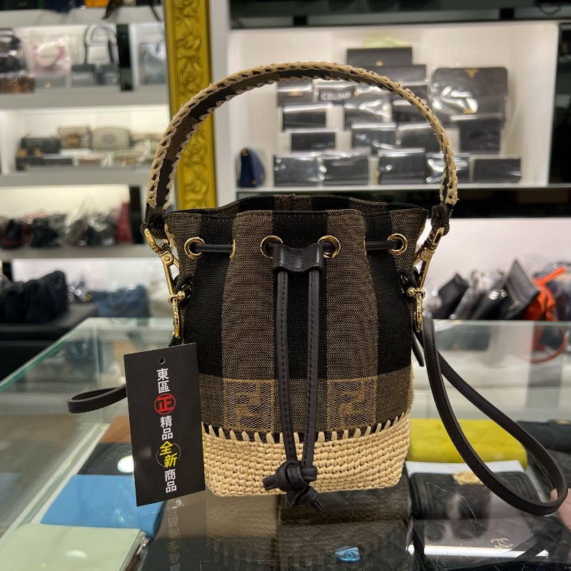 東區正精品㊣FENDI 8BS010 全新黑咖啡雙色帆布拚草編束口迷你水桶包斜背包肩背包 RZ4952-0