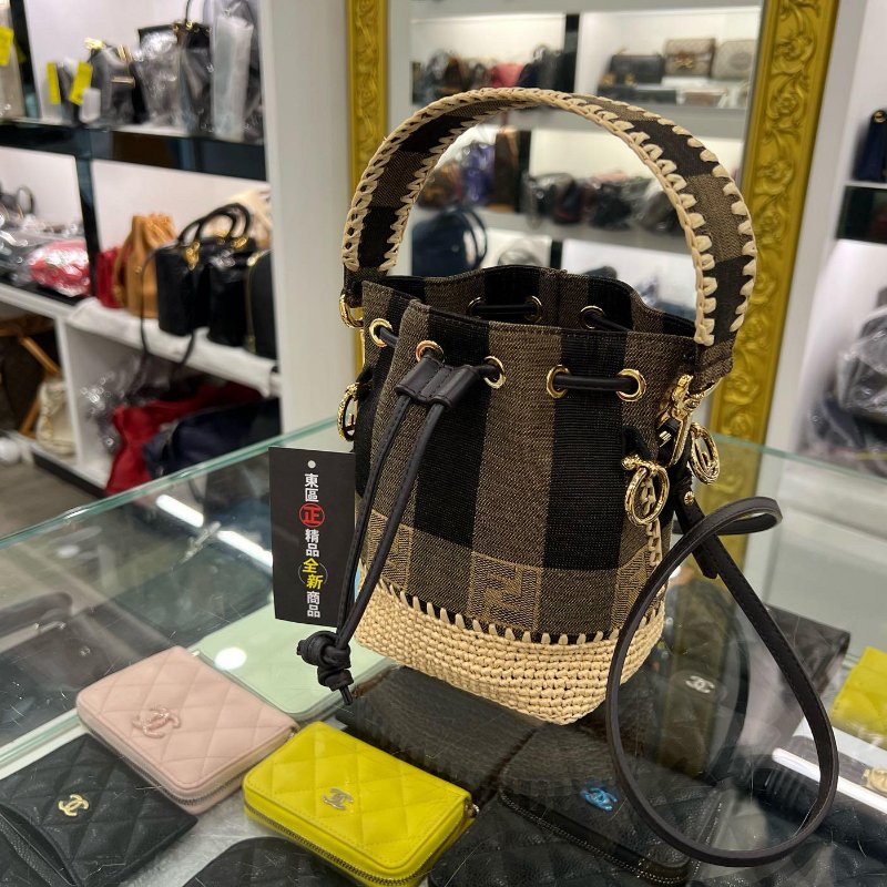 東區正精品㊣FENDI 8BS010 全新黑咖啡雙色帆布拚草編束口迷你水桶包斜背包肩背包 RZ4952-1