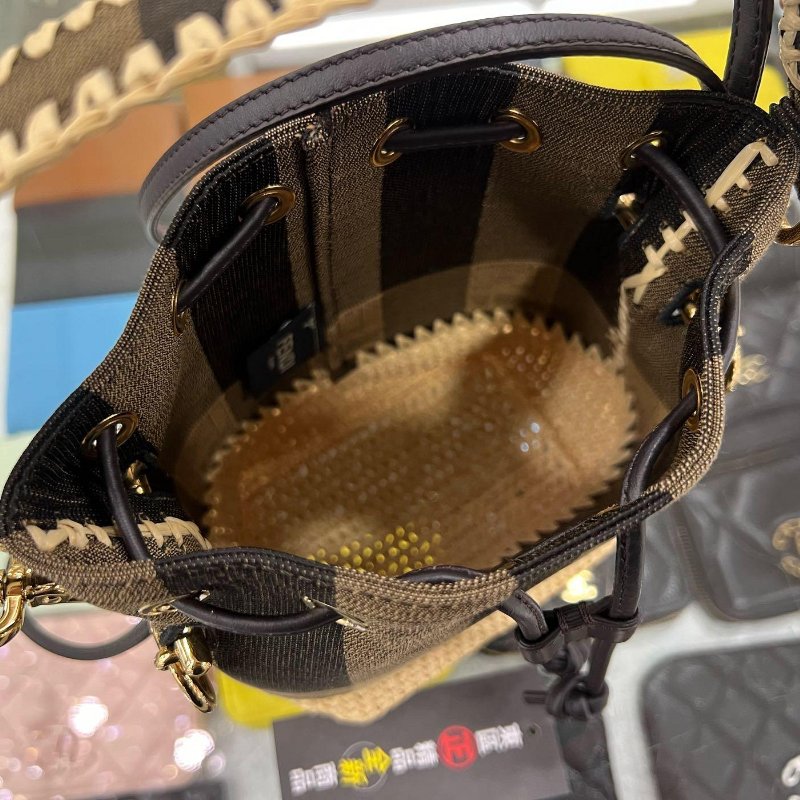 東區正精品㊣FENDI 8BS010 全新黑咖啡雙色帆布拚草編束口迷你水桶包斜背包肩背包 RZ4952-3