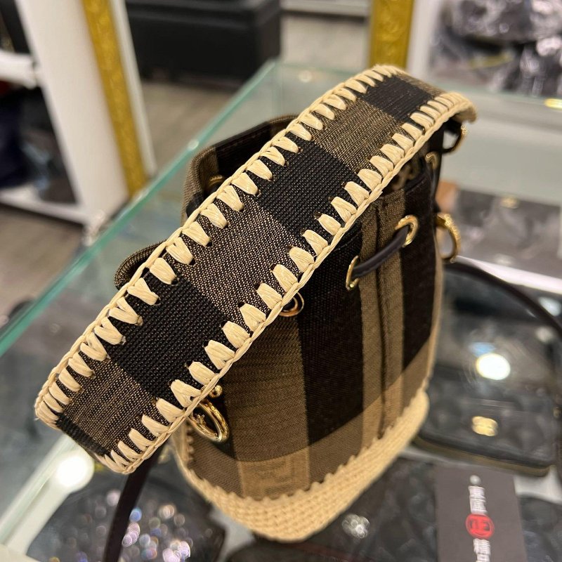 東區正精品㊣FENDI 8BS010 全新黑咖啡雙色帆布拚草編束口迷你水桶包斜背包肩背包 RZ4952-4