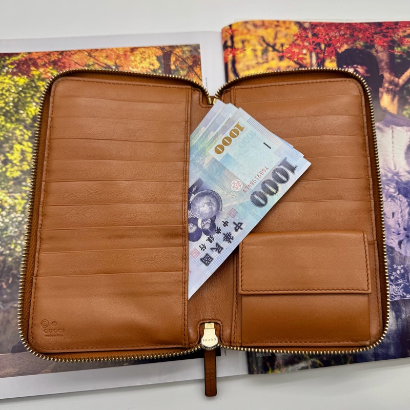GUCCI 古馳 經典GG壓紋焦糖棕色拉鍊長夾-4