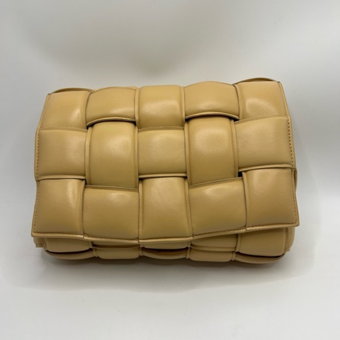 Bottega Veneta BV 葆蝶家 cassette 膨胀枕头包 奶茶色最火的颜色