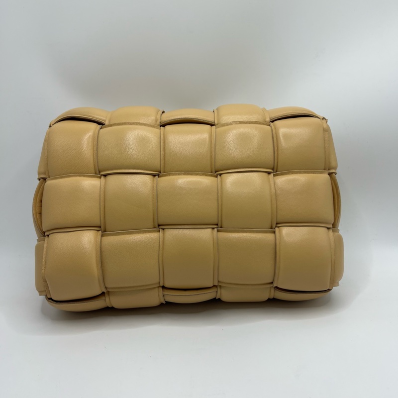 Bottega Veneta BV 葆蝶家 cassette 膨胀枕头包 奶茶色最火的颜色-1