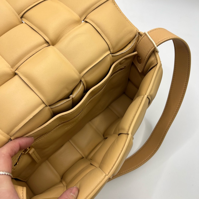 Bottega Veneta BV 葆蝶家 cassette 膨胀枕头包 奶茶色最火的颜色-7