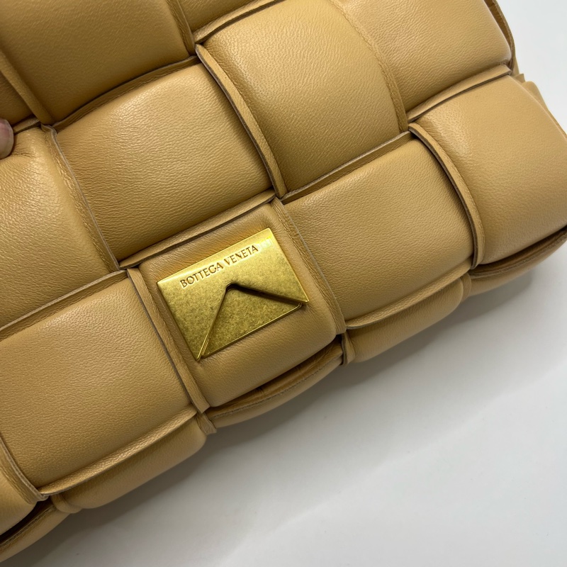 Bottega Veneta BV 葆蝶家 cassette 膨胀枕头包 奶茶色最火的颜色-8