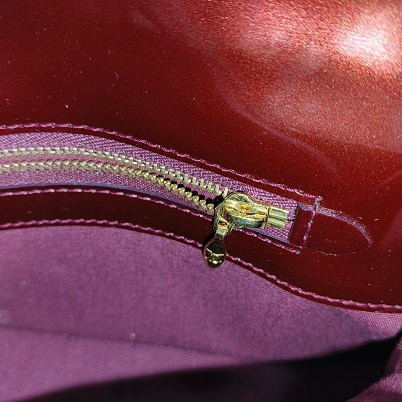 LOUIS VUITTON SOBE酒紅色漆皮手拿包金色五金-15