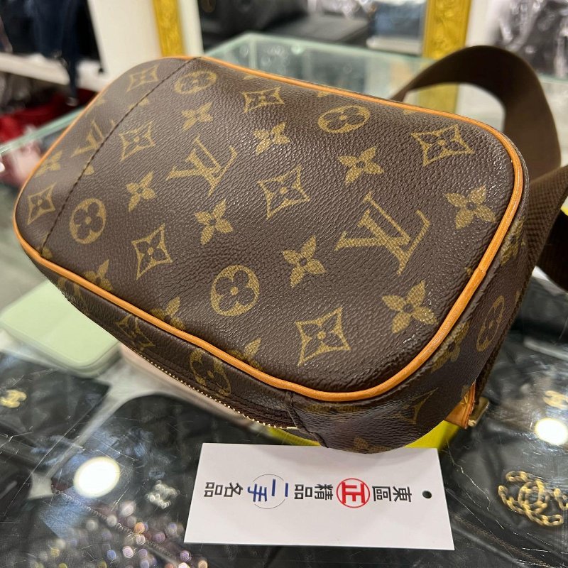 東區正精品㊣LV M51870 字紋老花胸口包斜背包 RA1725-6