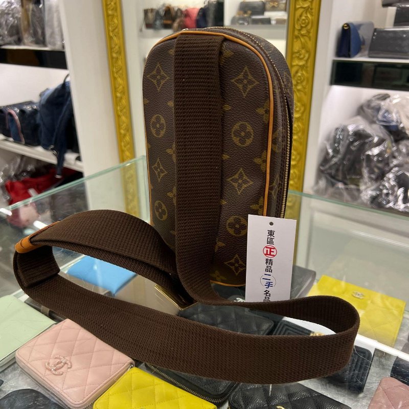 東區正精品㊣LV M51870 字紋老花胸口包斜背包 RA1725-9