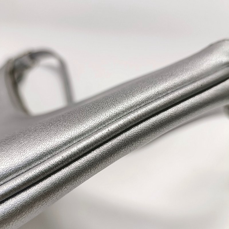 BALENCIAGA銀色皮革浮雕單肩包銀色五金-7