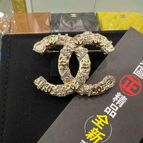東區正精品㊣CHANEL 全新香奈兒金色字母水鑽雙C LOGO 胸針別針 RZ4938