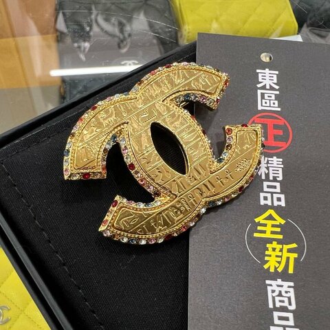 東區正精品㊣CHANEL 全新香奈兒金色埃及系列彩鑽雙C LOGO 胸針別針 RZ4933