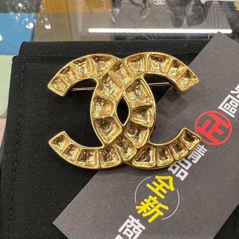 東區正精品㊣CHANEL 全新香奈兒金色敲打紋雙C LOGO 胸針別針 RZ4934