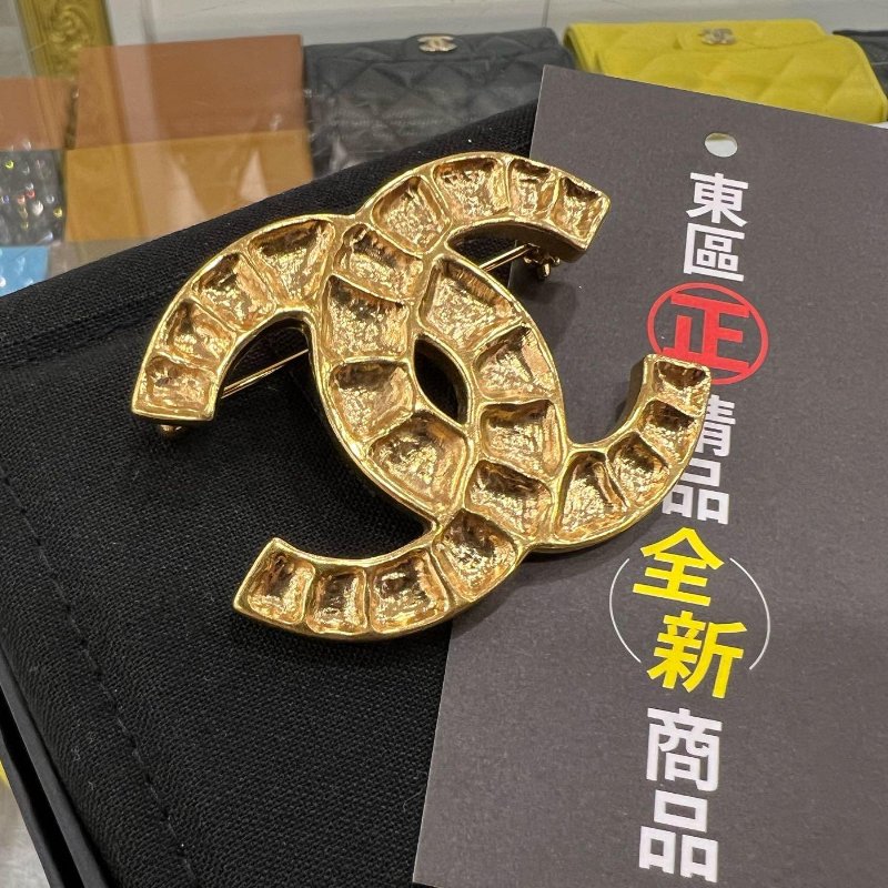 東區正精品㊣CHANEL 全新香奈兒金色敲打紋雙C LOGO 胸針別針 RZ4934-1