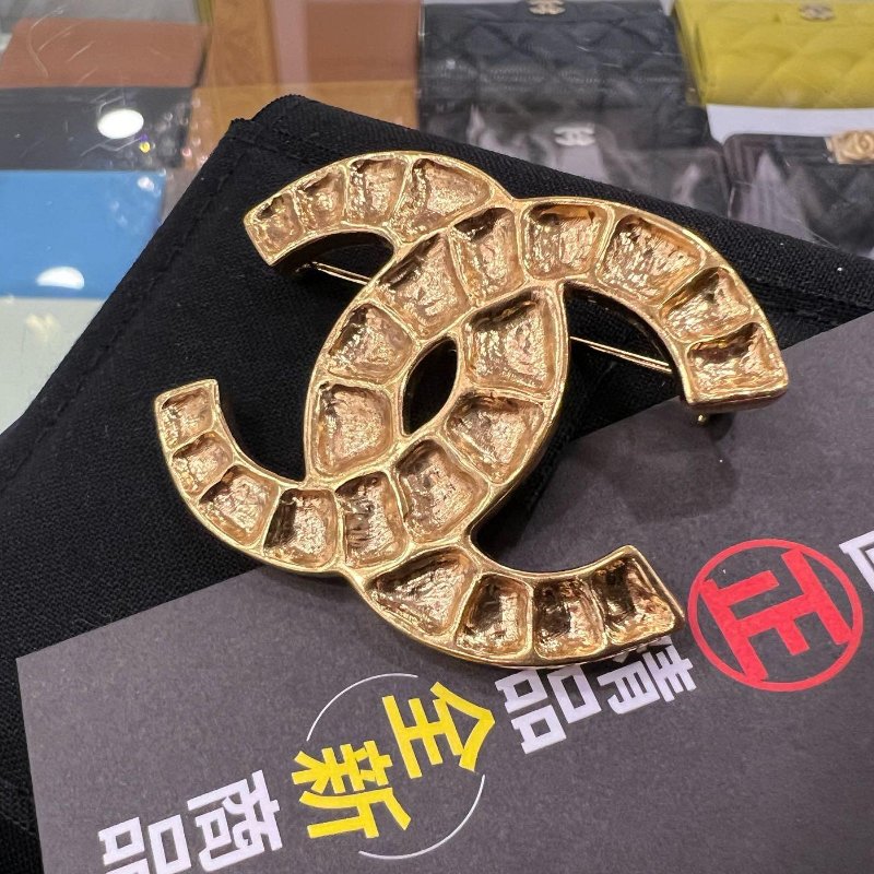 東區正精品㊣CHANEL 全新香奈兒金色敲打紋雙C LOGO 胸針別針 RZ4934-2