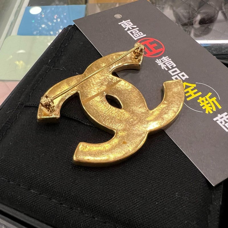 東區正精品㊣CHANEL 全新香奈兒金色敲打紋雙C LOGO 胸針別針 RZ4934-3