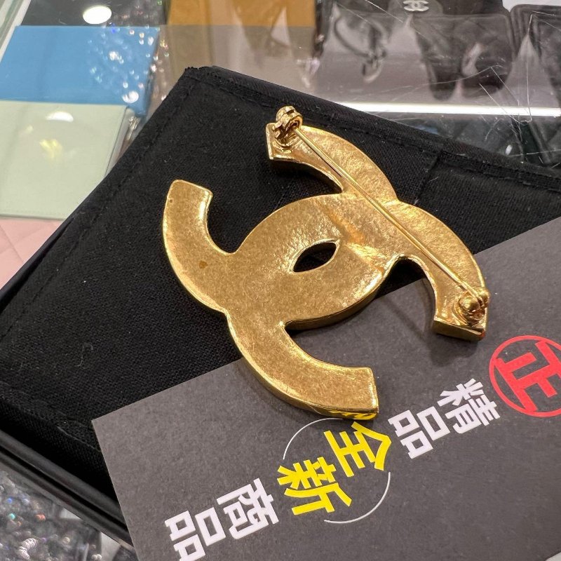 東區正精品㊣CHANEL 全新香奈兒金色敲打紋雙C LOGO 胸針別針 RZ4934-4