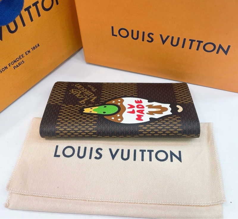 LV nigo聯名 棋盤格鴨子塗鴉 對折 19個卡位 尺碼約9×19 附件：包裝盒 防塵袋-1