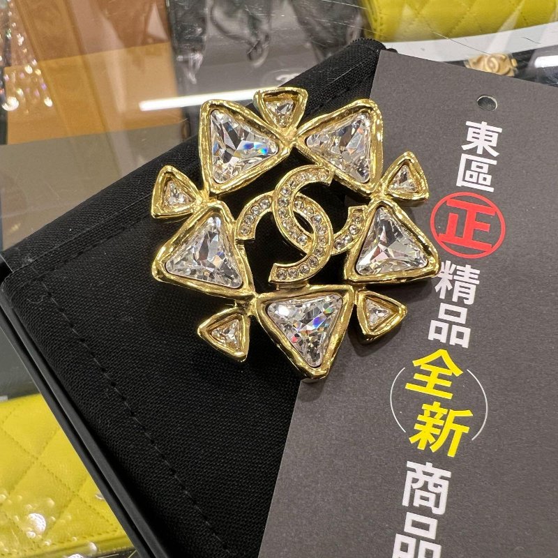 東區正精品㊣CHANEL 全新香奈兒幸運草水鑽雙C LOGO 胸針別針 RZ4935-1
