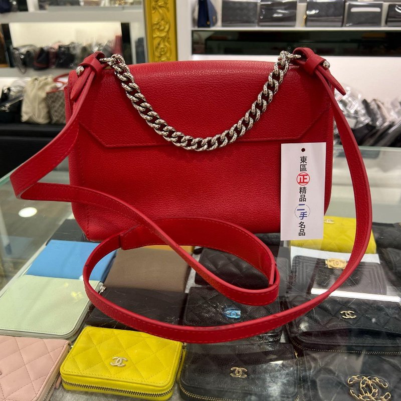 東區正精品㊣LOUIS VUITTON LV LOCKME BB 紅色牛皮銀釦翻蓋斜背包 RA1721-9