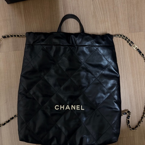 CHANEL 黑金字白22大型後背束口包 AS3313 芯片款