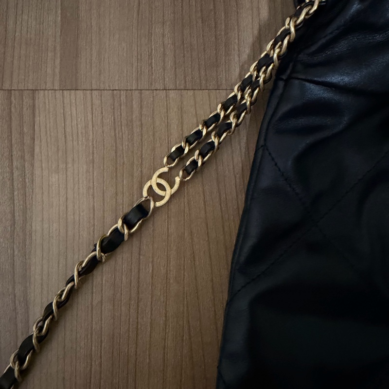 CHANEL 黑金字白22大型後背束口包 AS3313 芯片款-5