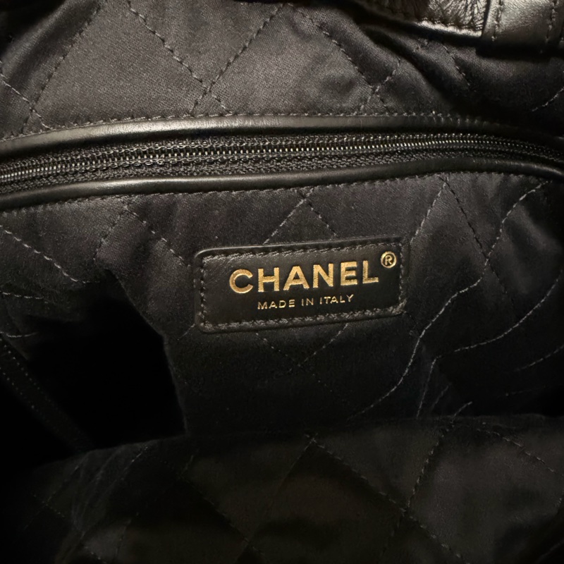 CHANEL 黑金字白22大型後背束口包 AS3313 芯片款-8