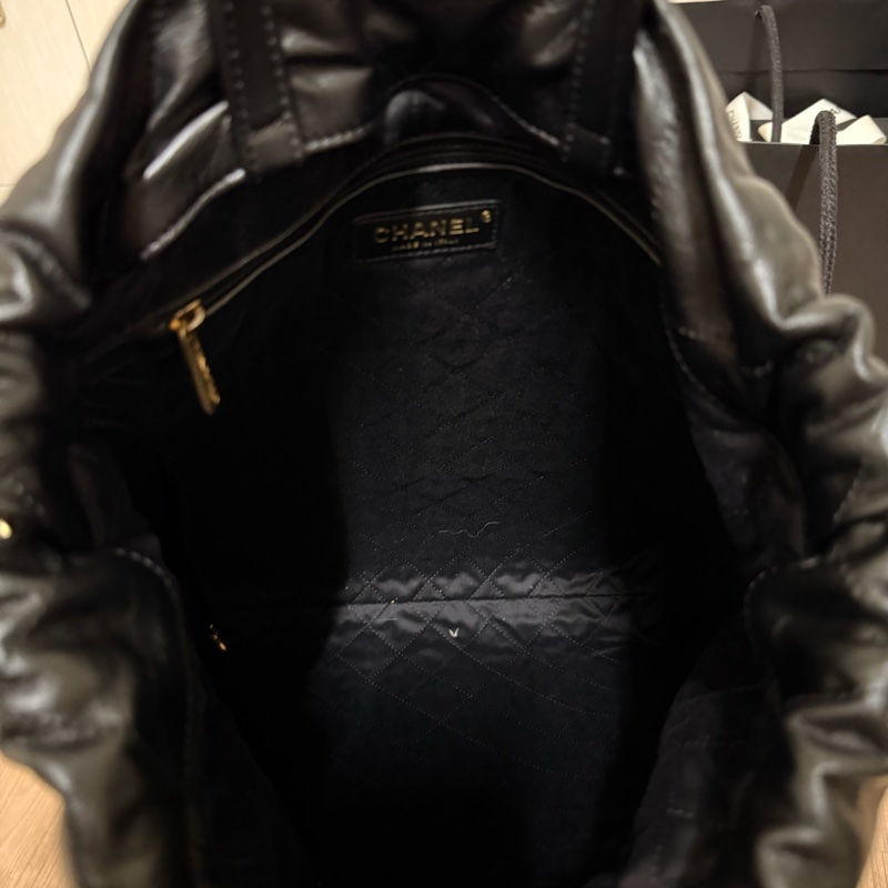 CHANEL 黑金字白22大型後背束口包 AS3313 芯片款-11