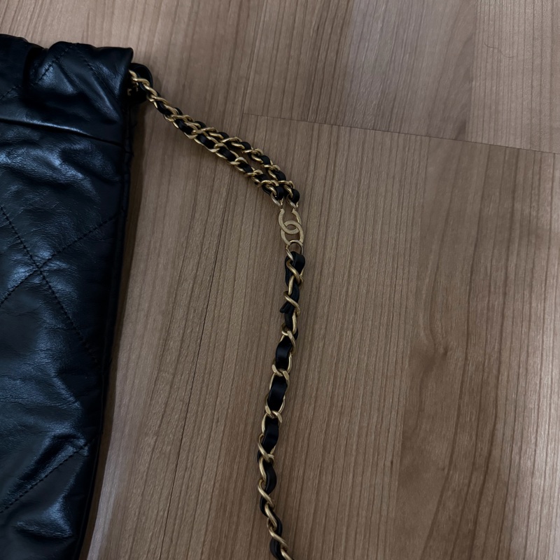 CHANEL 黑金字白22大型後背束口包 AS3313 芯片款-12