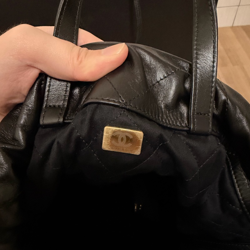 CHANEL 黑金字白22大型後背束口包 AS3313 芯片款-16