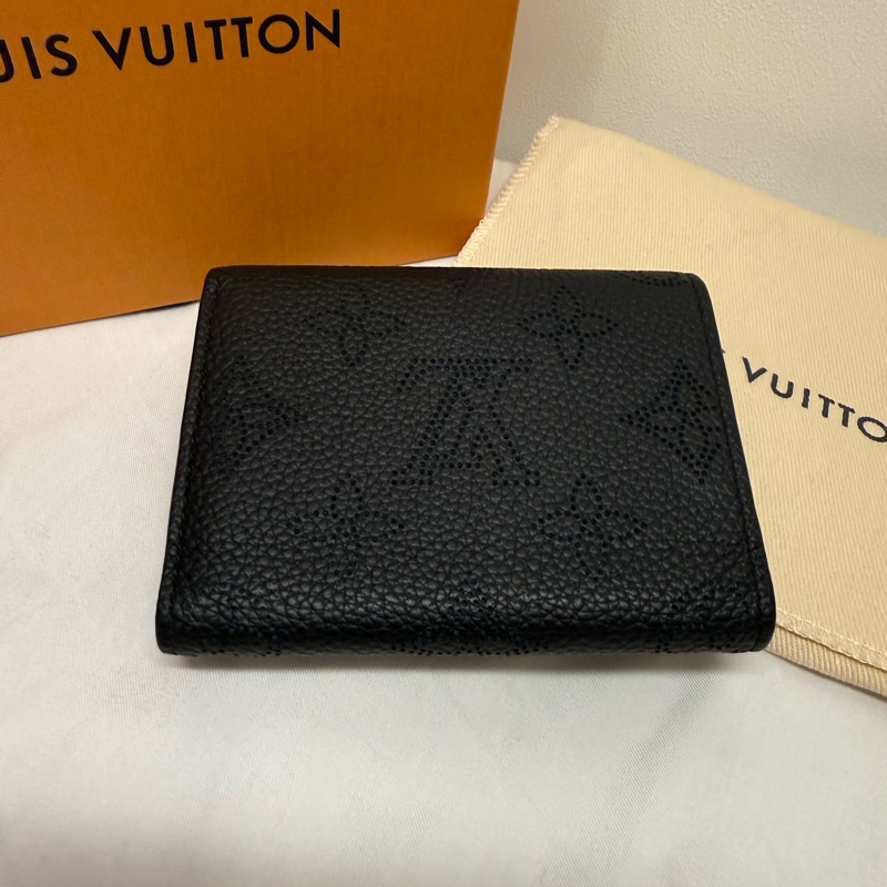 LV Iris XS 穿孔花紋小皮夾-1