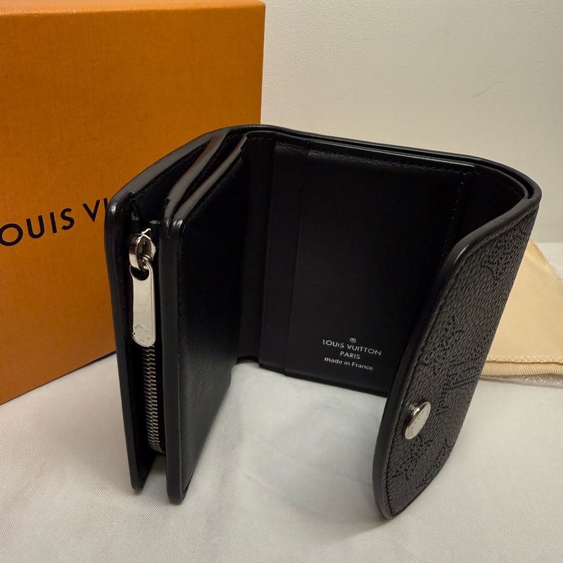 LV Iris XS 穿孔花紋小皮夾-2