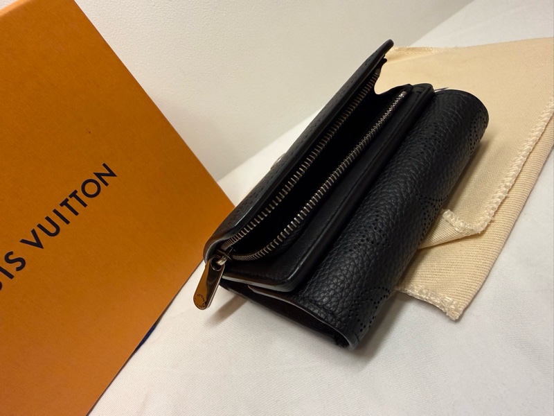 LV Iris XS 穿孔花紋小皮夾-4