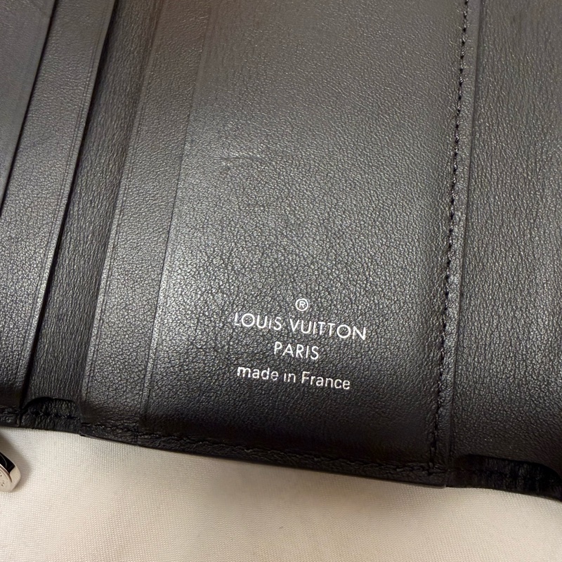 LV Iris XS 穿孔花紋小皮夾-5