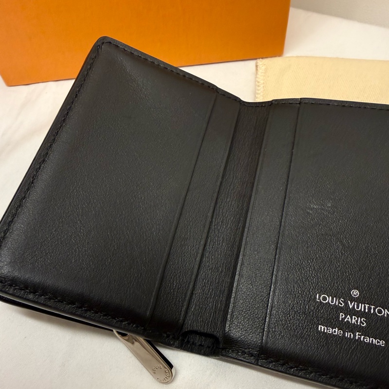 LV Iris XS 穿孔花紋小皮夾-6