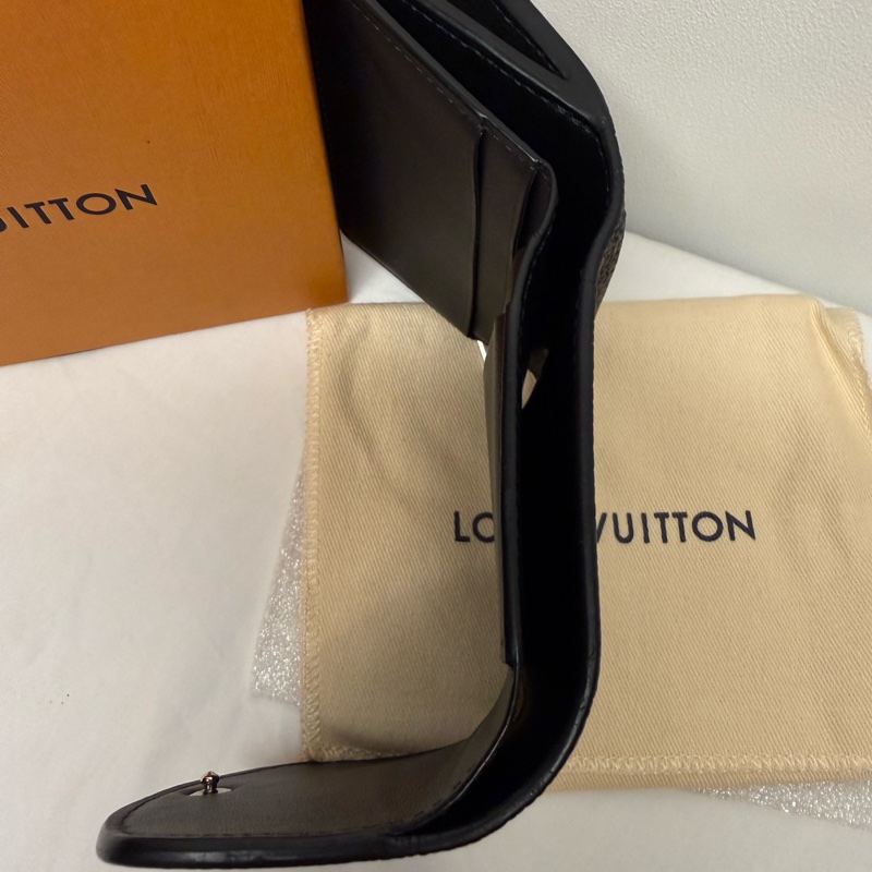 LV Iris XS 穿孔花紋小皮夾-9