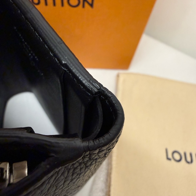 LV Iris XS 穿孔花紋小皮夾-12