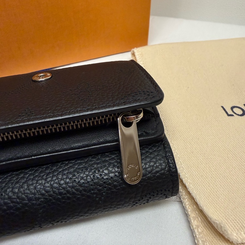 LV Iris XS 穿孔花紋小皮夾-15