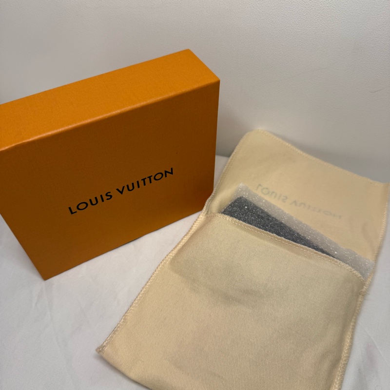 LV Iris XS 穿孔花紋小皮夾-16