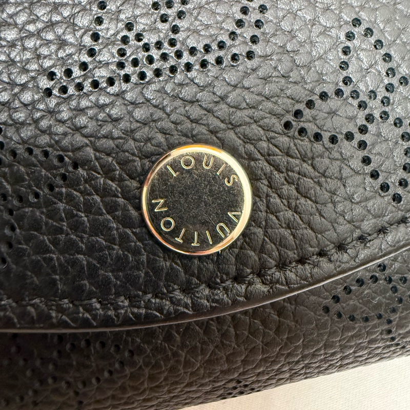 LV Iris XS 穿孔花紋小皮夾-18