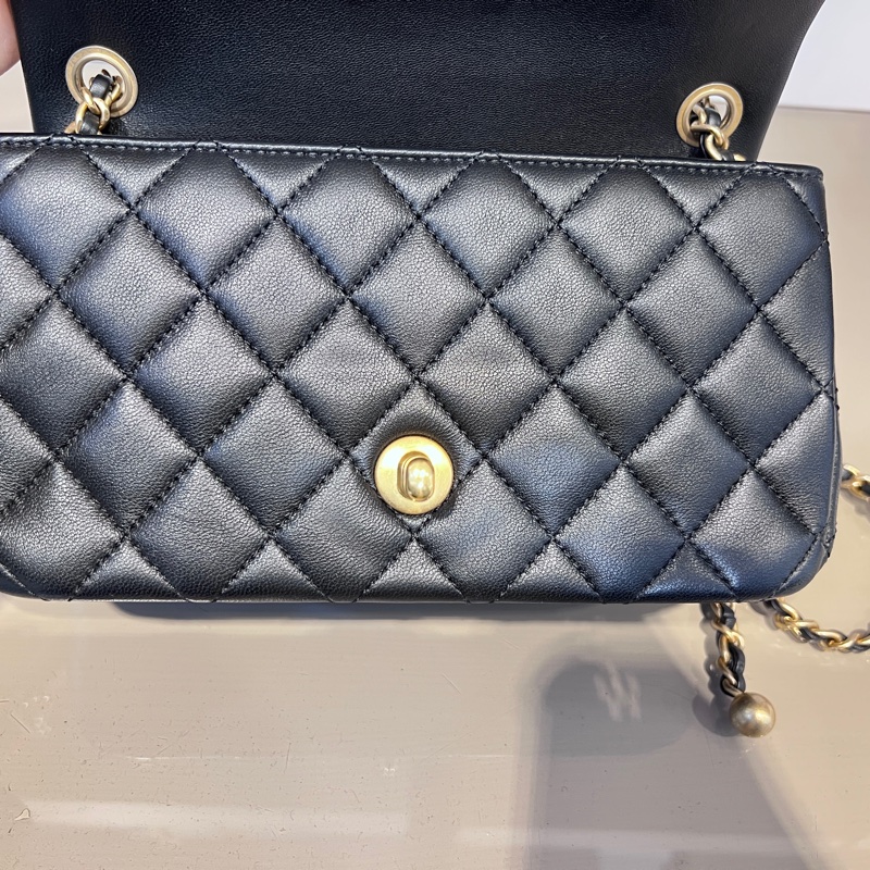 Chanel 黑牛皮菱格紋Coco20金球金釦下蓋肩斜背包-12