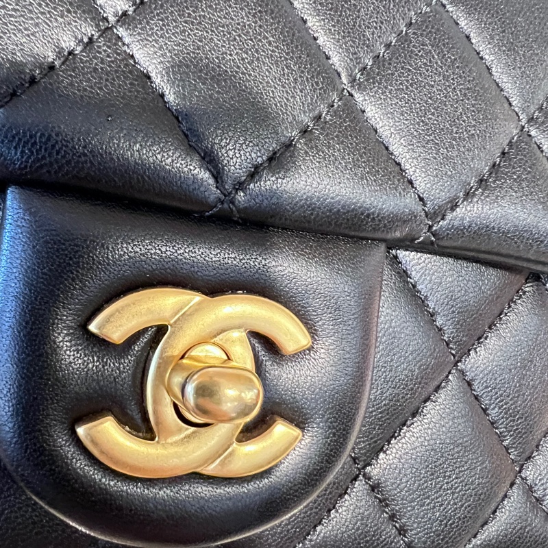 Chanel 黑牛皮菱格紋Coco20金球金釦下蓋肩斜背包-13